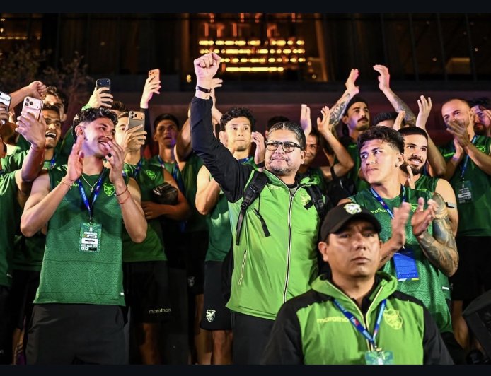 BOLIVIA VIVIÓ UN BANDERAZO LLENO DE ILUSIÓN ANTES DEL DUELO ANTE SURINAM