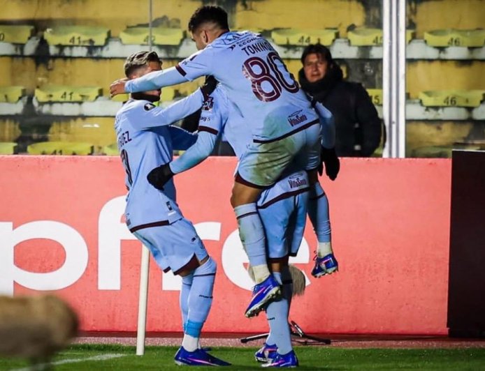 BOLÍVAR SE HIZO FUERTE EN EL SILES Y VENCIÓ A FLUMINENSE