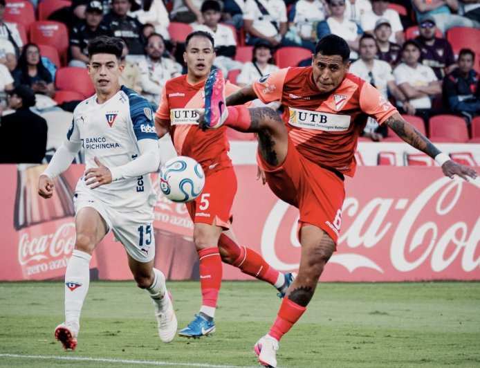 LIGA DE QUITO REMONTÓ SOBRE EL FINAL Y DEJÓ A ALWAYS READY ÚLTIMO EN EL GRUPO