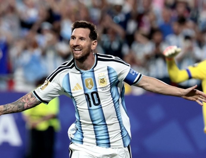 ARGENTINA ARRANCÓ CON AUTORIDAD Y MESSI IGUALÓ A KLOSE EN UNA NOCHE HISTÓRICA ANTE ARGELIA