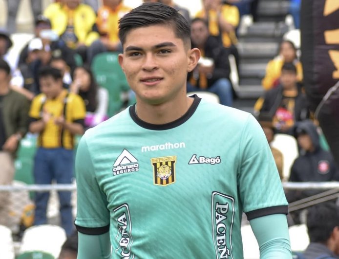 KIOTTO MENDOZA SE DESTACÓ BAJO LOS TRES PALOS DE THE STRONGEST