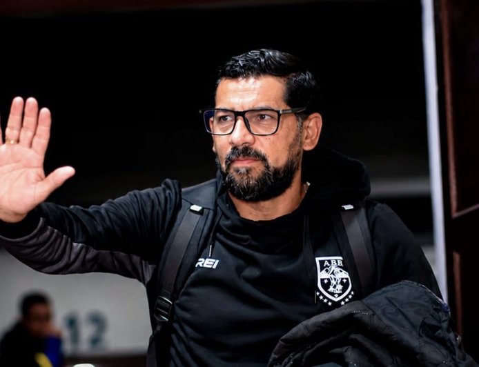 WALTER FLORES DEJÓ DE SER ENTRENADOR DE ABB TRAS UNA CAMPAÑA IRREGULAR